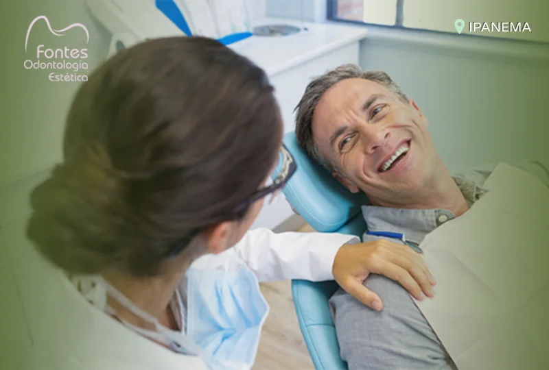 paciente sorrindo apos implante dentario 01 paciente sorrindo apos implante dentario 01